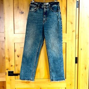 Abercrombie 90’s straight leg ultra high rise jeans in size 28.